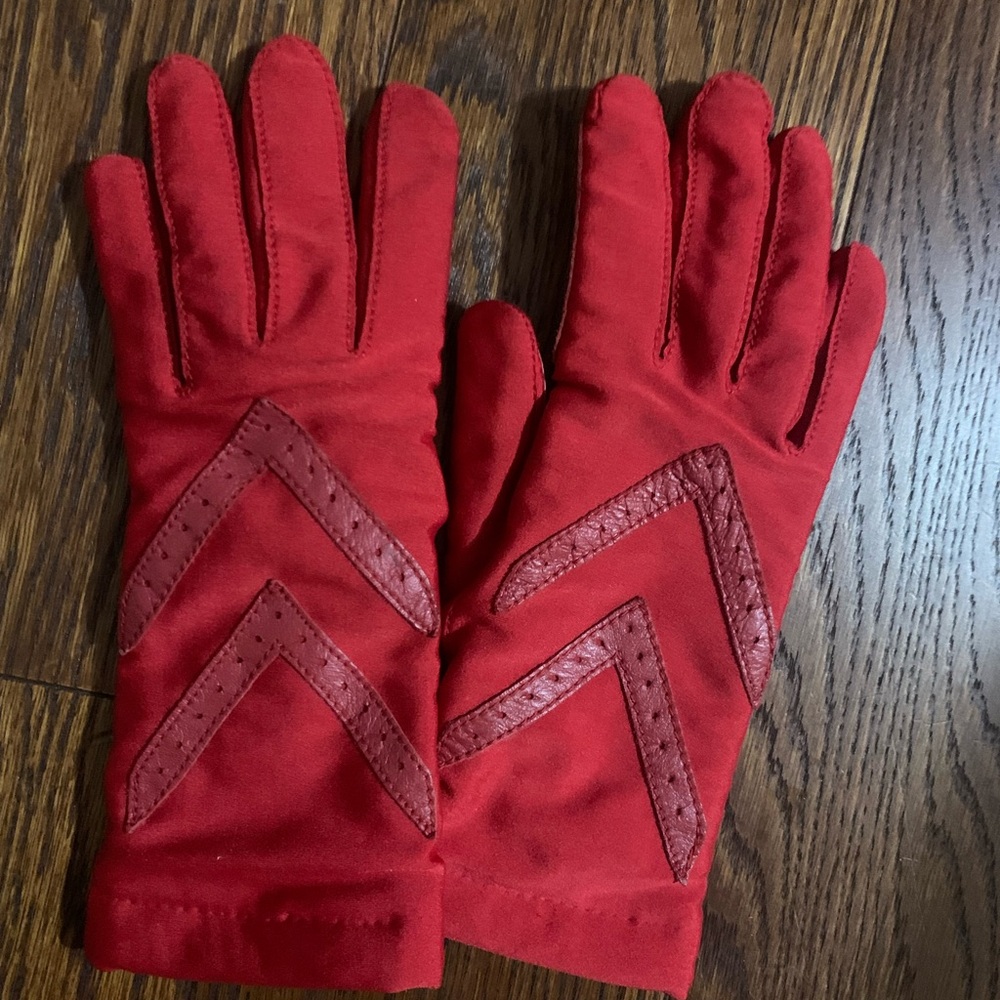Isotoner Tan Gloves